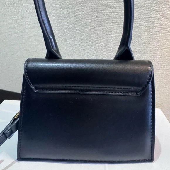Jacquemus Black Mini Bag with Sleek Design - Picture 5 of 8